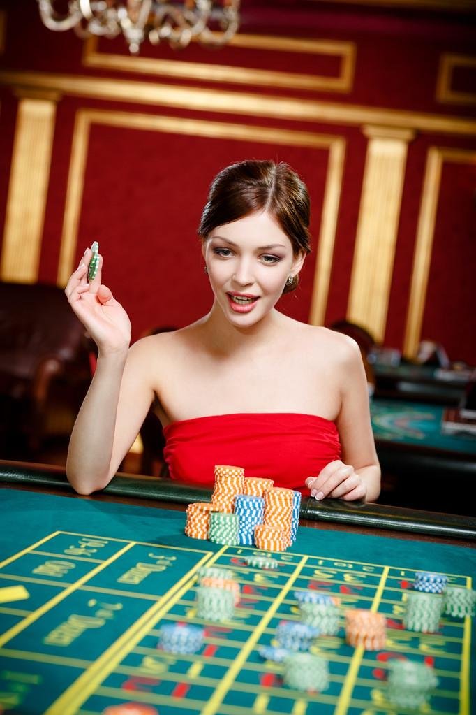 Hood vs Wolf live dealer table with card layout and player positions